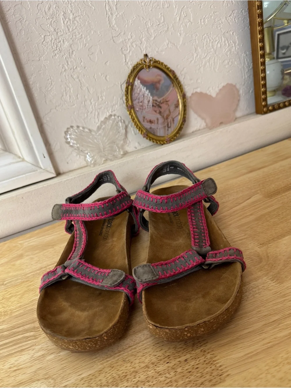 Cute Laidback London Pink Gray Leather T-Strap Sandals EU 42 Boho Y2K Comfort